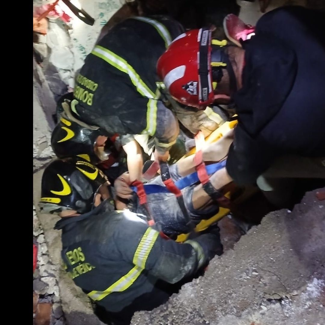 Momento exacto del rescate de la víctima. Foto: Bomberos CDMX